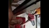 Грудастая малышка мастурбирует волосатую манду пальцами на камеру